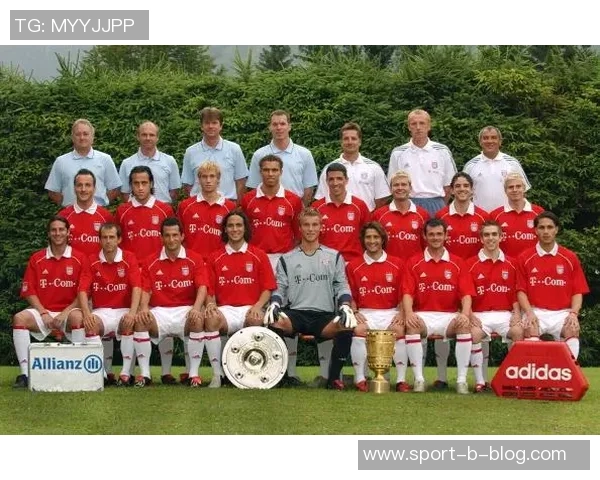 拜仁慕尼黑25-26赛季全家福展现新援风采与德超杯沙拉盘荣耀